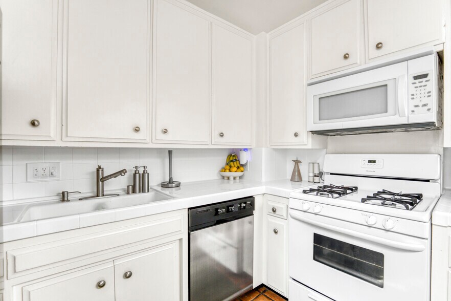 More Photos Of 1276 N Sweetzer Ave, West Hollywood Apartments For Sale