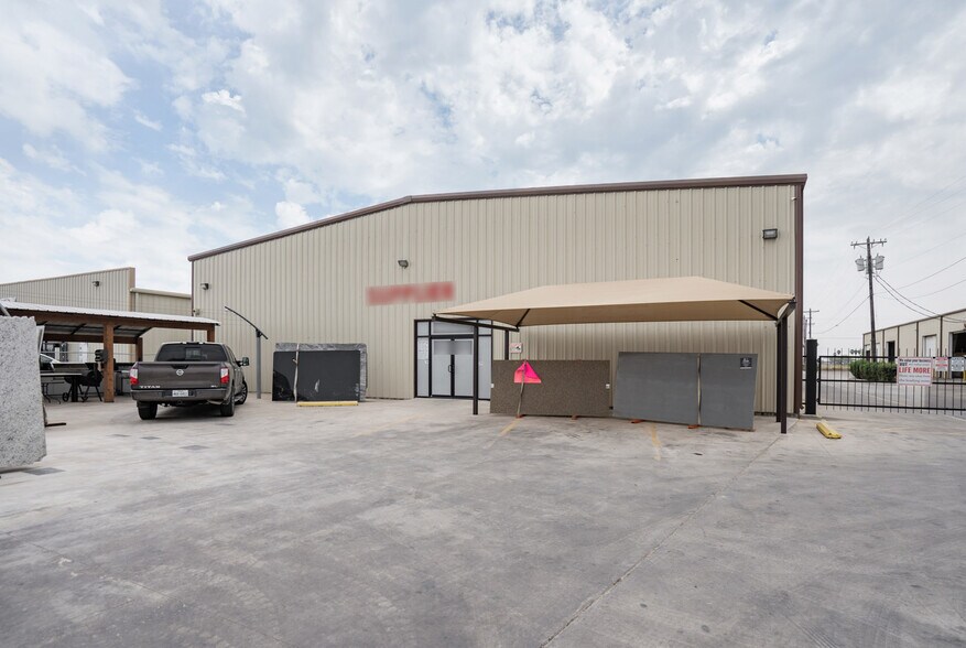 More Photos Of 2507 E Expressway 83, Donna Warehouse For Lease