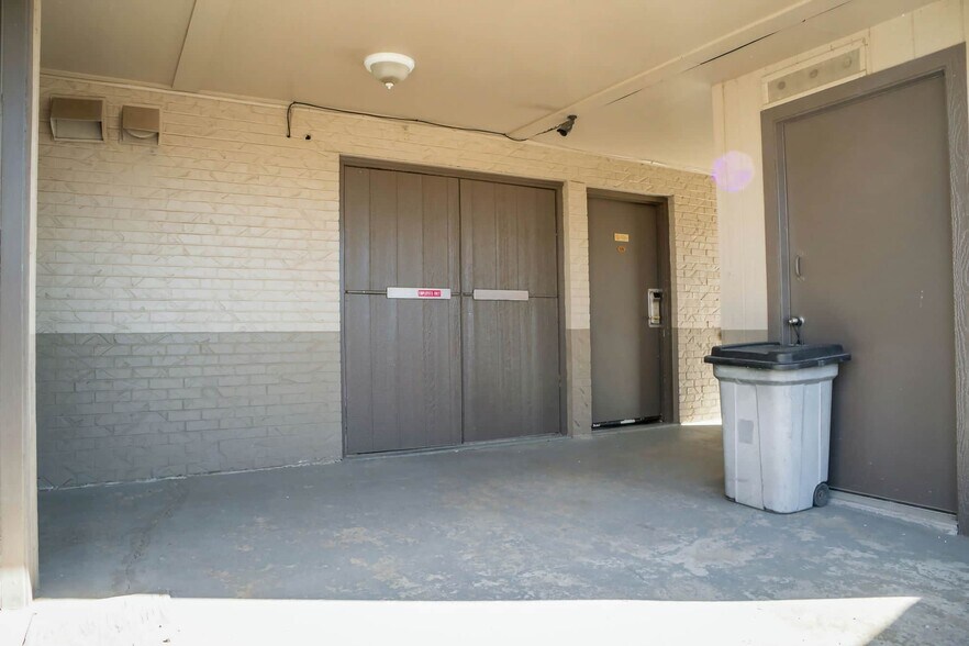 More Photos Of 201 Continental Dr, Junction City Hotel For Sale