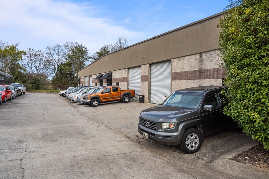 More Photos Of 1150 Alpha Dr, Alpharetta Distribution For Lease
