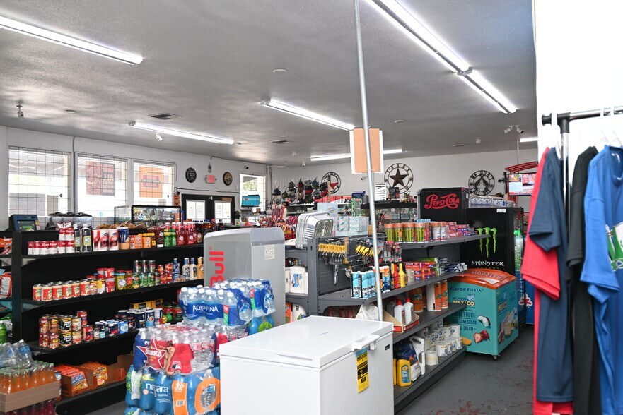 More Photos Of 1722 Cimarron Trl, Wichita Falls Specialty For Sale