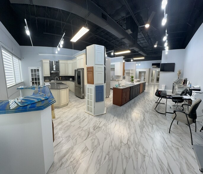 More Photos Of 7901 Kingspointe Pky, Orlando Showroom For Sale