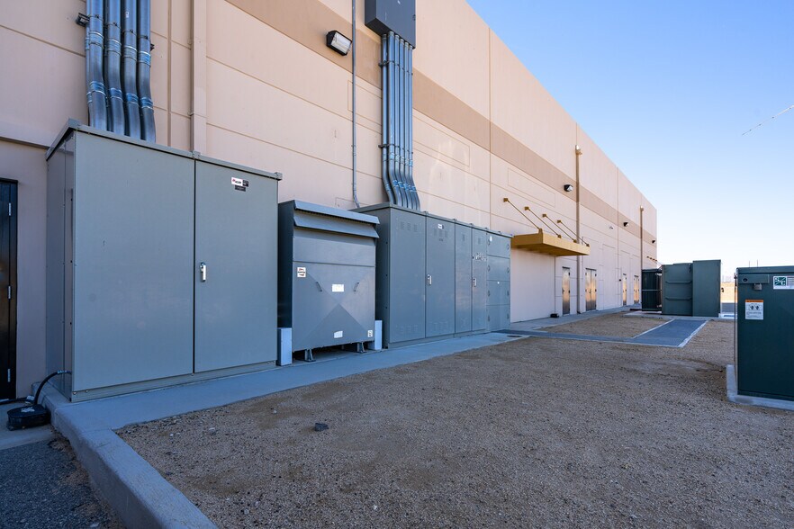 More Photos Of 19533 McLane St, Palm Springs Distribution For Sale