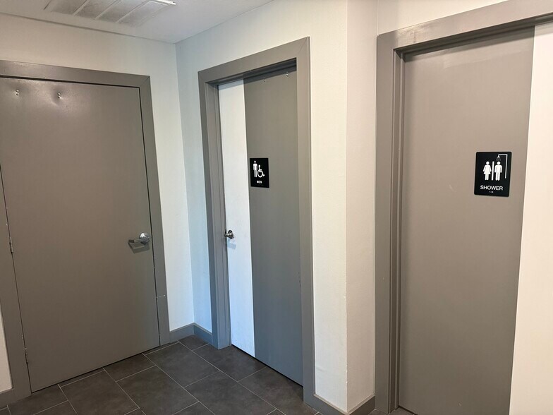 More Photos Of 2803 Manor Rd, Austin Office For Lease