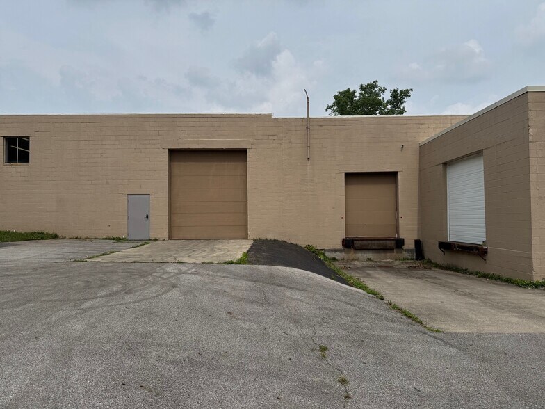 More Photos Of 4020 Bellaire Ln, Peninsula Warehouse For Lease