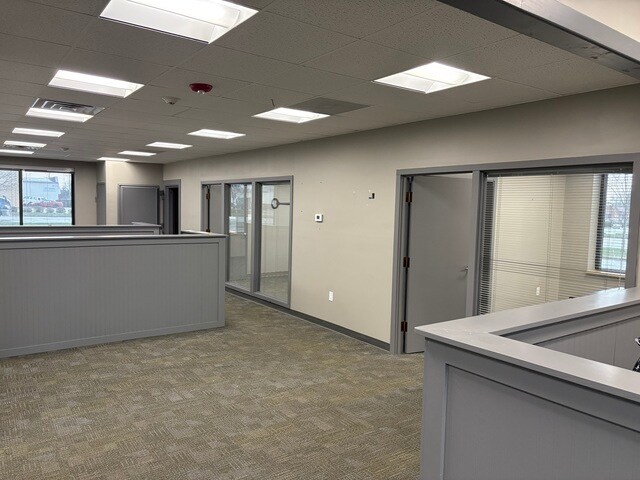 More Photos Of 311 N Kinzie Ave, Bradley Office For Lease