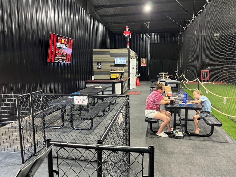 More Photos Of 7301 W 7th St, Texarkana Sports And Entertainment For Sale