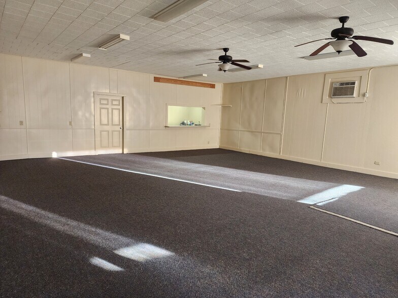 More Photos Of 110 N Zavalla St, Jasper Showroom For Sale