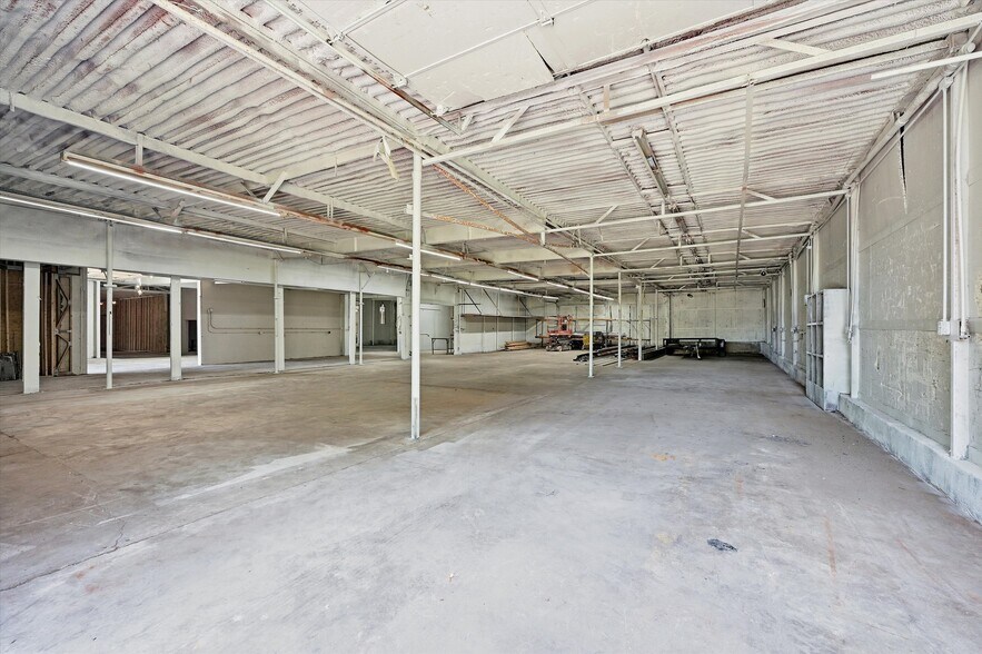 More Photos Of 613 S Armstrong Ave, Denison Warehouse For Sale