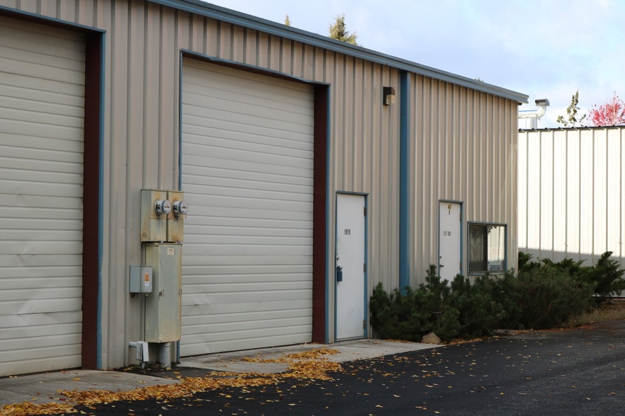 More Photos Of 45 SE Bridgeford Blvd, Bend Warehouse For Lease