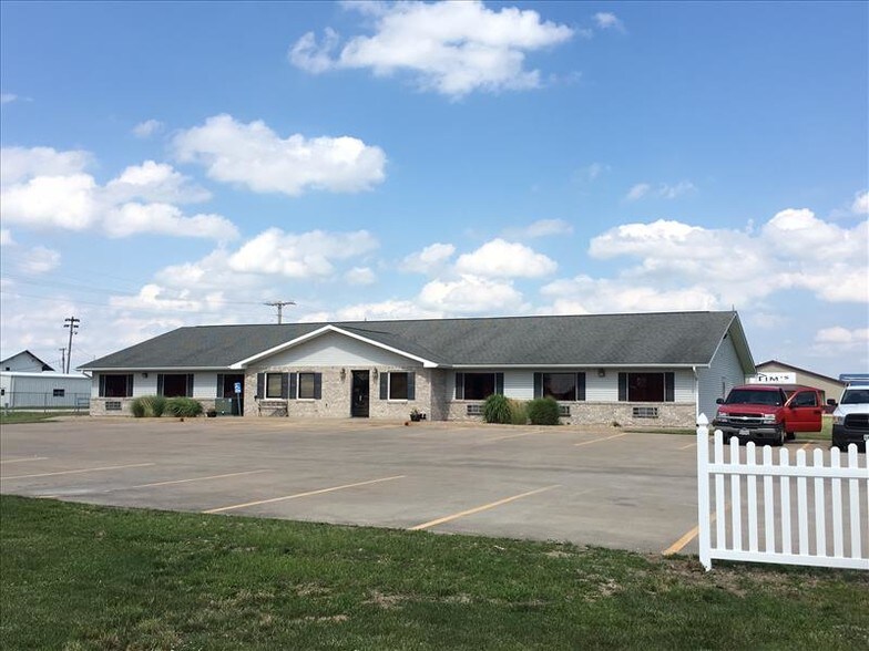 More Photos Of 711 N Center St, Shelbina Hotel For Sale