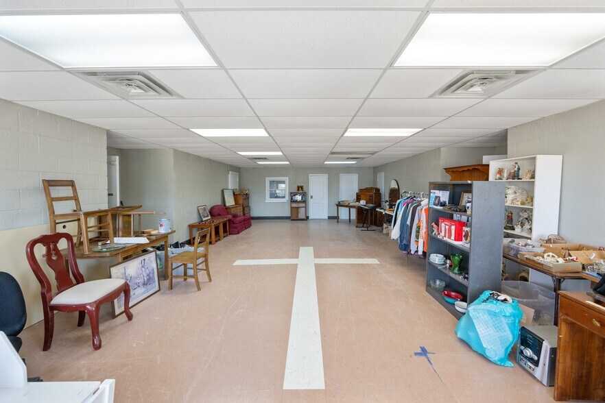 More Photos Of 105 Kentucky Ave S, Parsons Light Distribution For Sale