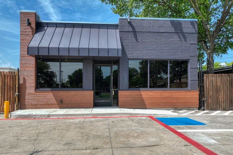 More Photos Of 1717 N Garrett Ave, Dallas Medical For Sale