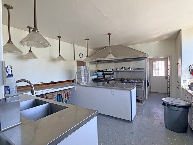 More Photos Of 1675 Garnet Ave, San Diego Schools For Lease