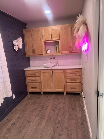 More Photos Of 911 E MacArthur St, Shawnee Showroom For Lease