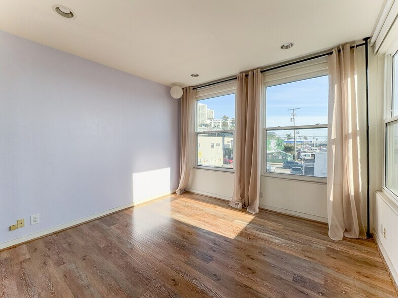 More Photos Of 106-108 W Channel Rd, Santa Monica Storefront Retail Office For Lease