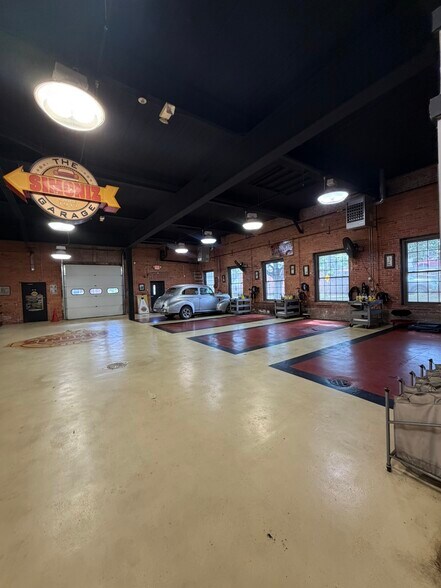 More Photos Of 281-283 Park Rd, West Hartford Showroom For Lease