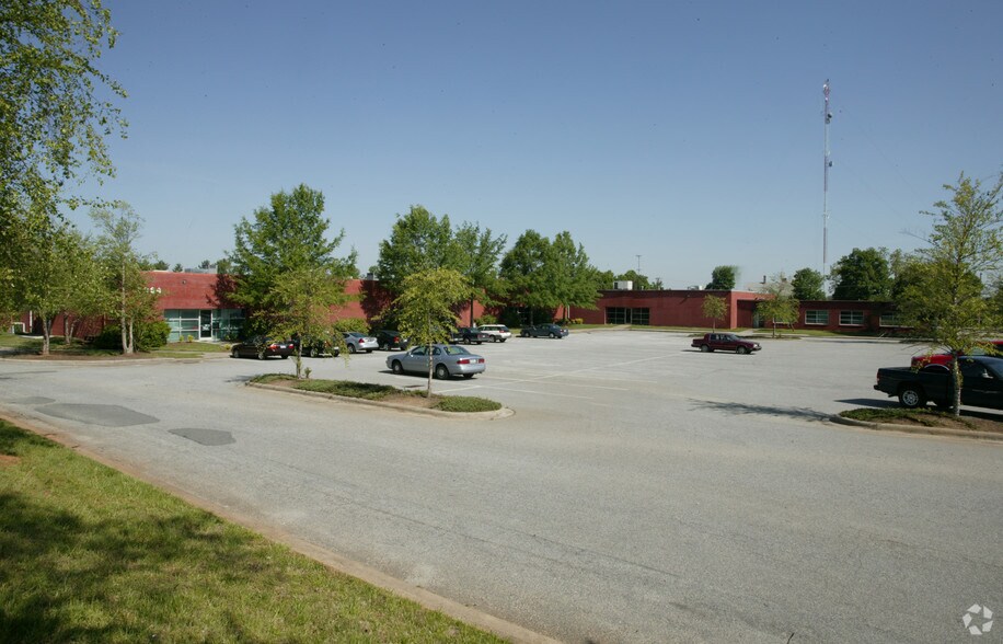 More Photos Of 2064 Brentwood St, High Point Warehouse For Lease
