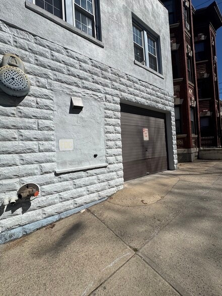 More Photos Of 140 Valley St, Tarrytown Warehouse For Lease