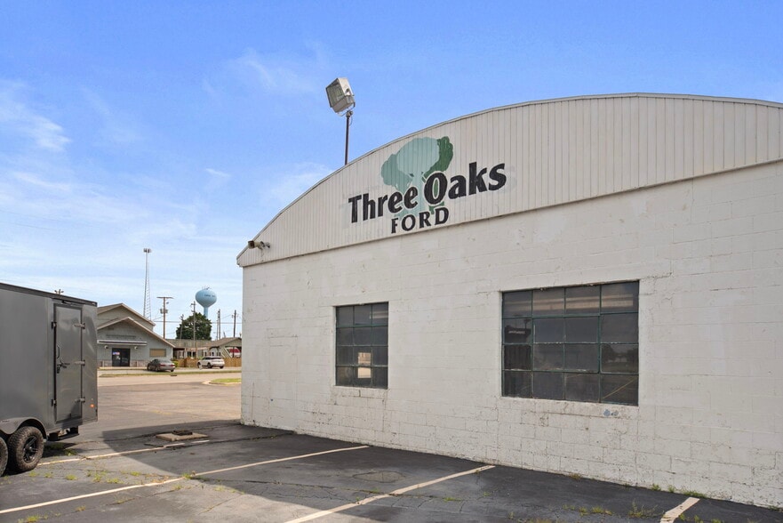 More Photos Of 6736 Us Highway 12, Three Oaks Auto Dealership For Sale