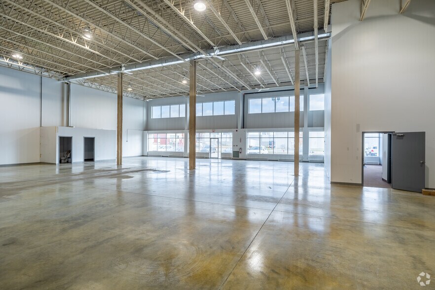 More Photos Of 4451-4479 Laval Aut W, Laval Showroom For Lease