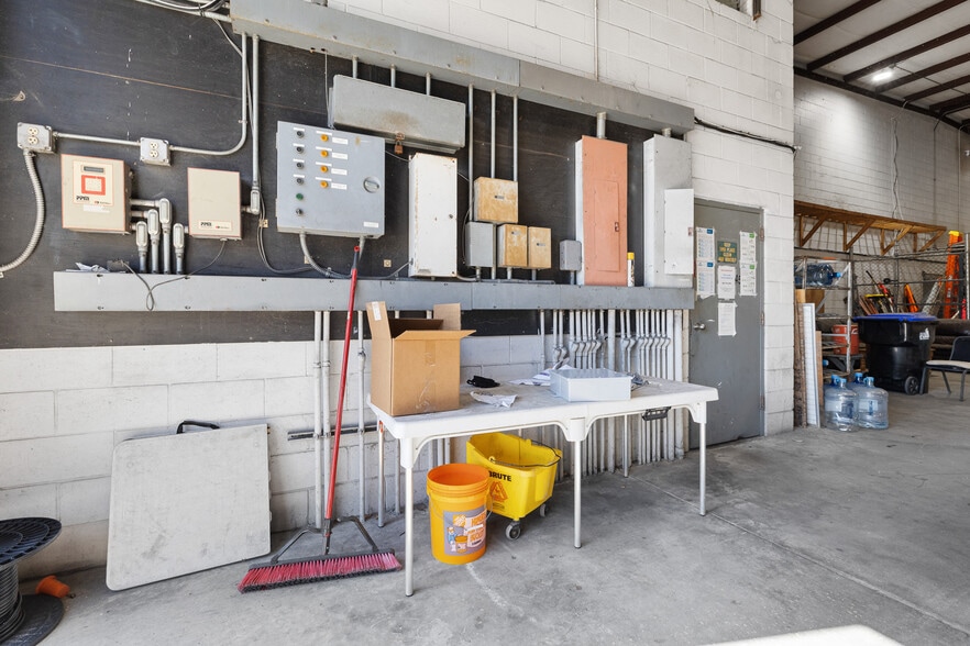 More Photos Of 3162 Clemson Rd, Orlando Radio TVTransmission Facilities For Lease