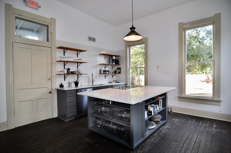 More Photos Of 1000 E Cesar Chavez St, Austin Loft Creative Space For Lease