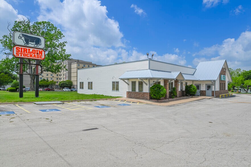 More Photos Of 2508 W 7th Ave, Corsicana Restaurant For Lease