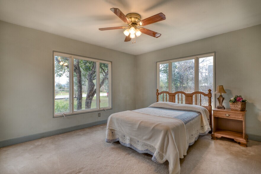 More Photos Of 508 N Lee St, Round Rock Office For Sale