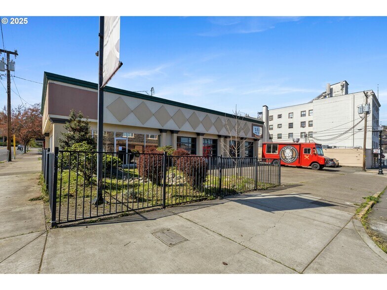 More Photos Of 725 SE Lane Ave, Roseburg Office For Sale
