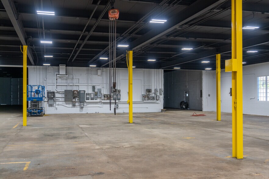 More Photos Of 1918 W Virginia Ave, Crewe Warehouse For Lease