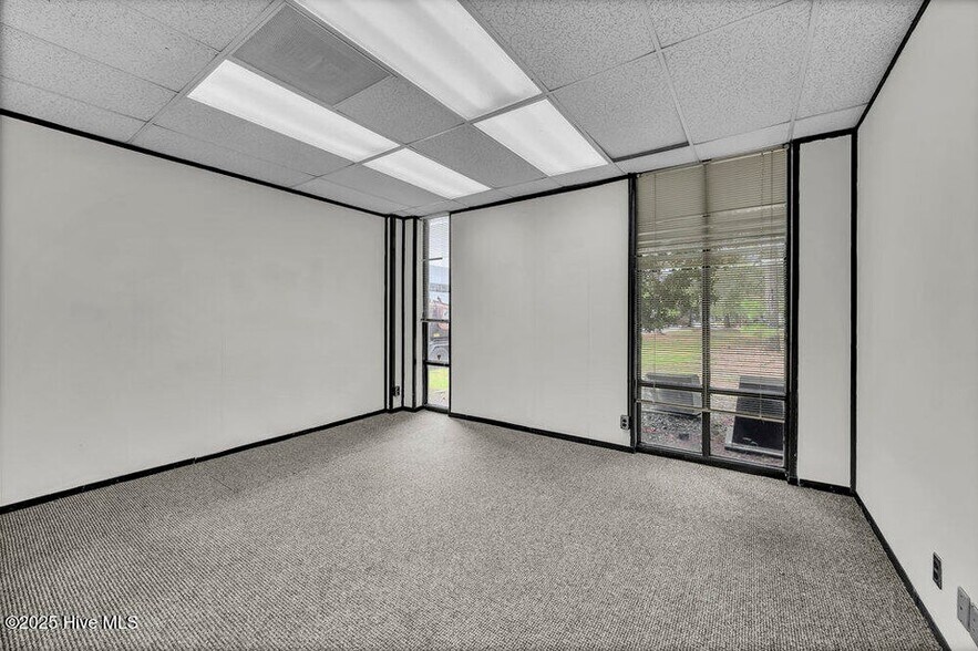 More Photos Of 5041 New Centre Dr, Wilmington Office For Sale