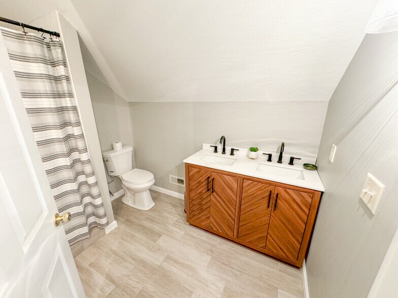 More Photos Of 103 S Jefferson St, Raymore Medical For Sale