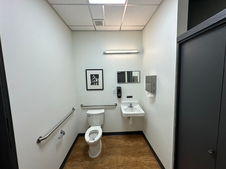 More Photos Of 5712 Val Verde St, Houston Loft Creative Space For Lease