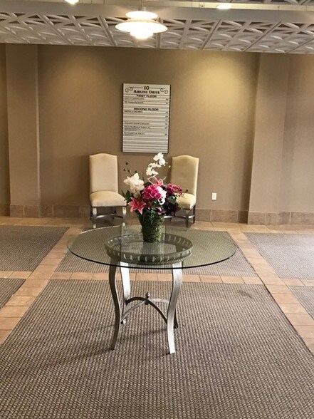 More Photos Of 10 Airline Dr, Albany Office For Lease