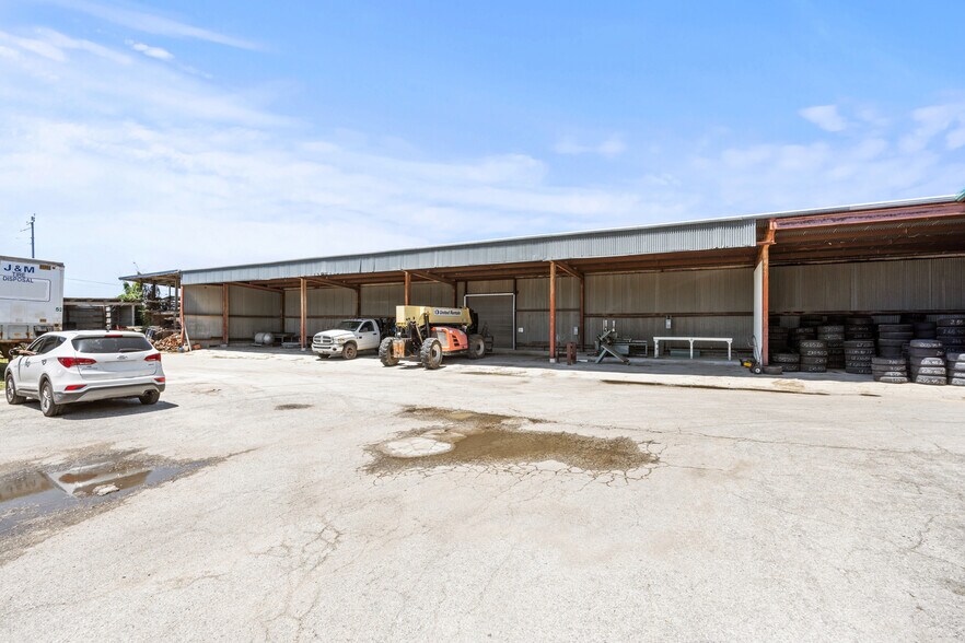 More Photos Of 1308 N Austin, Seguin Freestanding For Lease