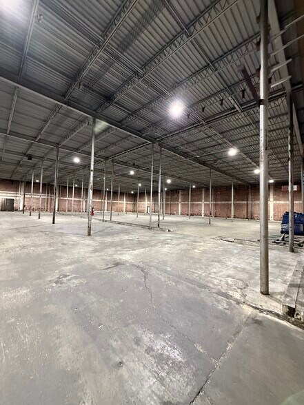 More Photos Of 5024 Uceta Rd, Tampa Distribution For Lease