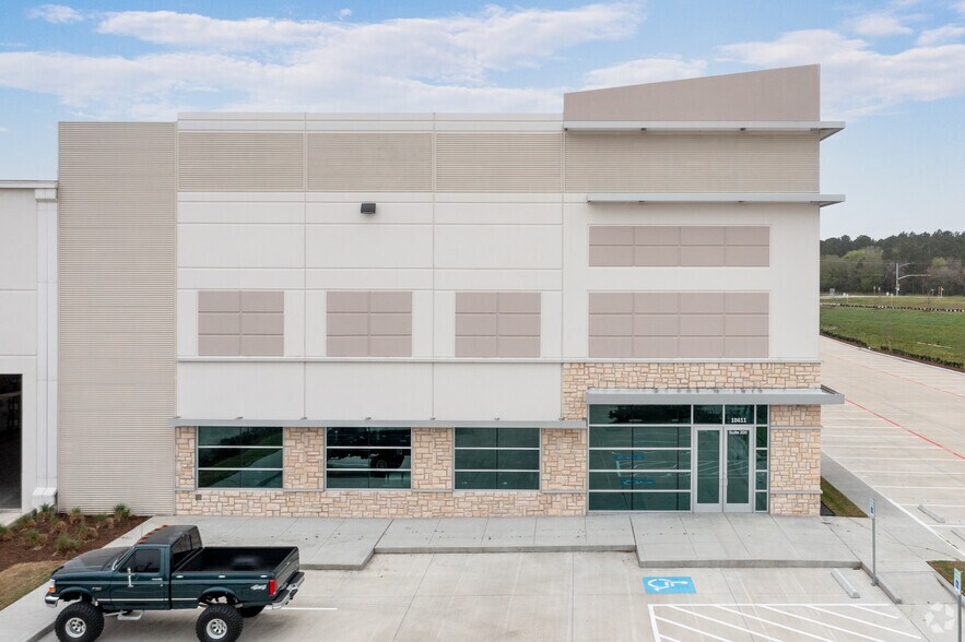 More Photos Of 10611 Red Bluff Rd, Pasadena Distribution For Lease