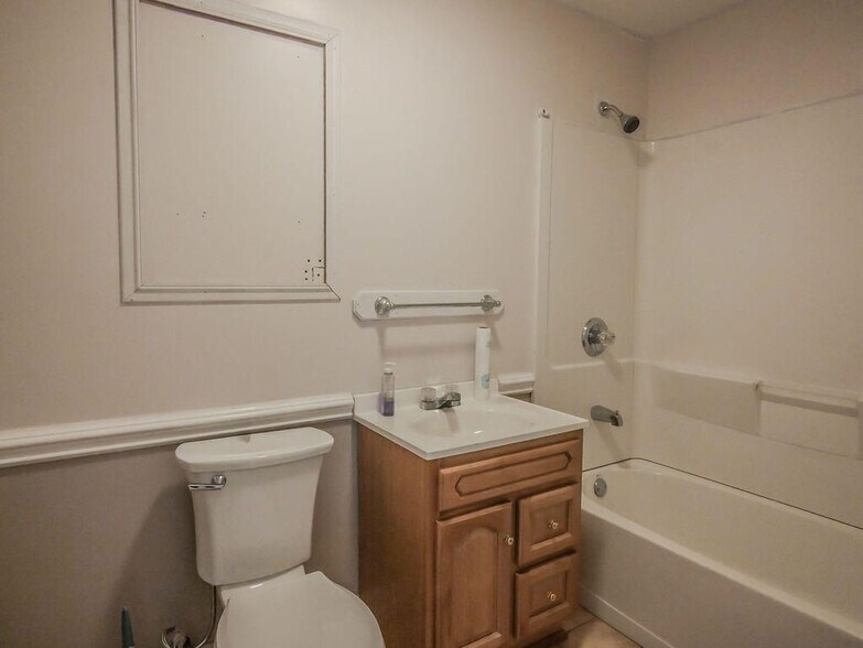 More Photos Of 203 W Washington Ave, Athens Freestanding For Sale