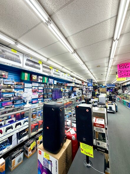 More Photos Of 30-69 Steinway St, Astoria Storefront Retail Office For Lease