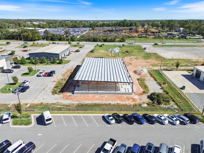 More Photos Of 2420 S 8th St, Rogers Flex For Lease