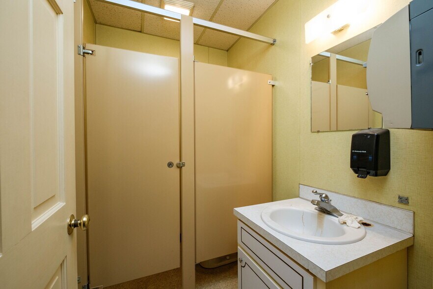 More Photos Of 120 S Main St, Edinburg General Retail For Sale