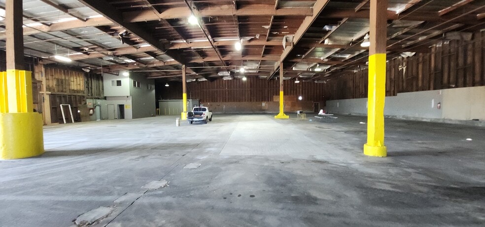 More Photos Of 16714 Schoenborn St, North Hills Land For Lease