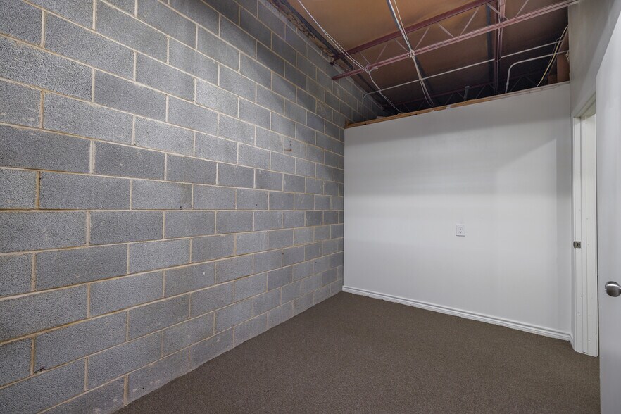 More Photos Of 623-627 Pine St, Abilene Storefront For Sale