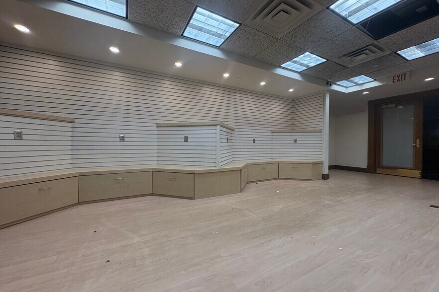 More Photos Of 401 W High St, Lexington Hotel For Lease