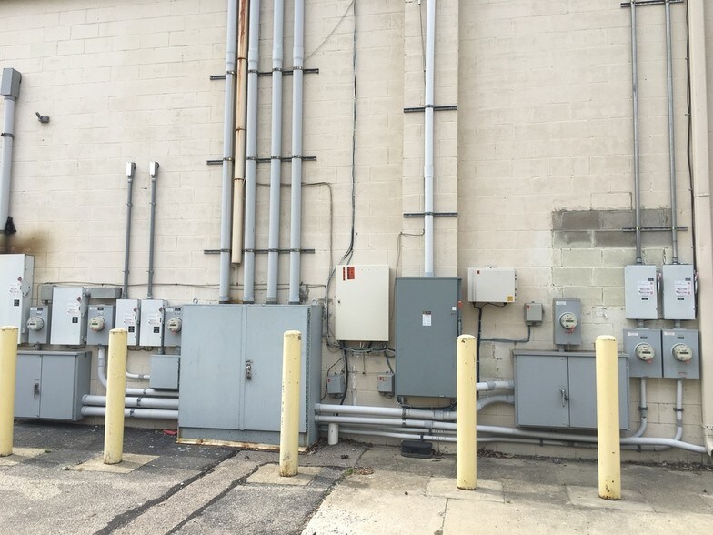 More Photos Of 890-896 S Main St, Centerville Supermarket For Lease