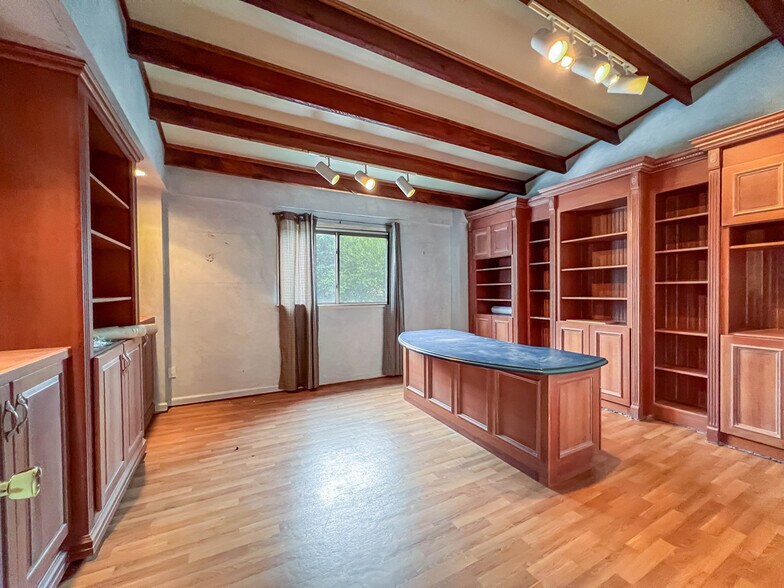 More Photos Of 222 E Bridge St, Morrisville Light Distribution For Sale