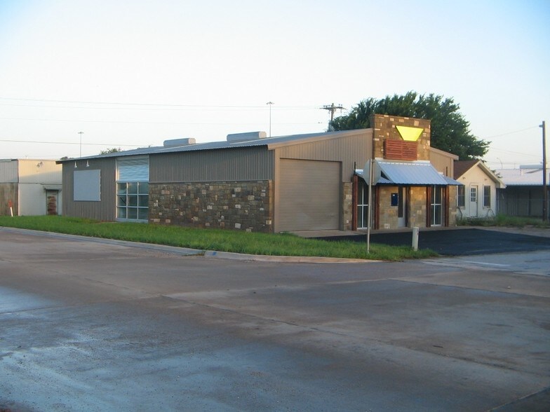 More Photos Of 206 Kings Plz, Granbury Freestanding For Sale