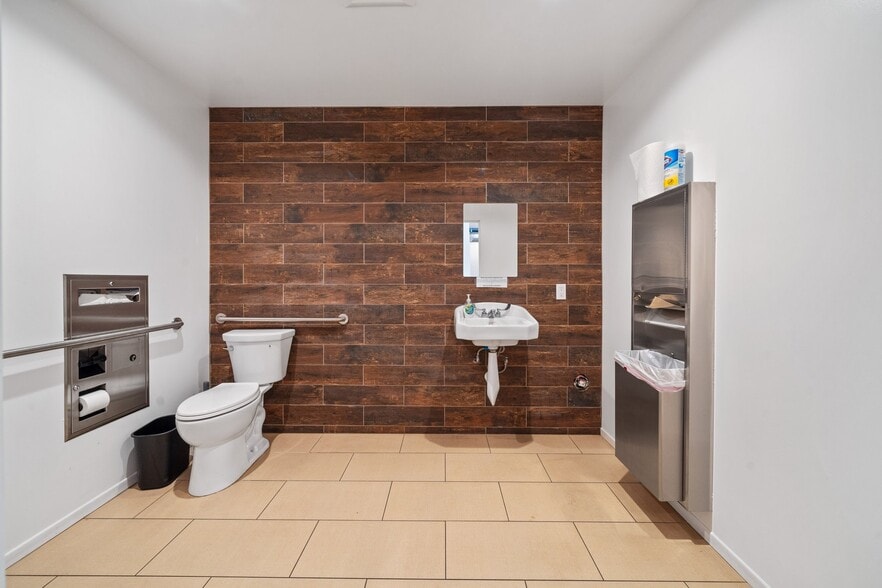 More Photos Of 11333 Iowa Ave, Los Angeles Loft Creative Space For Sale