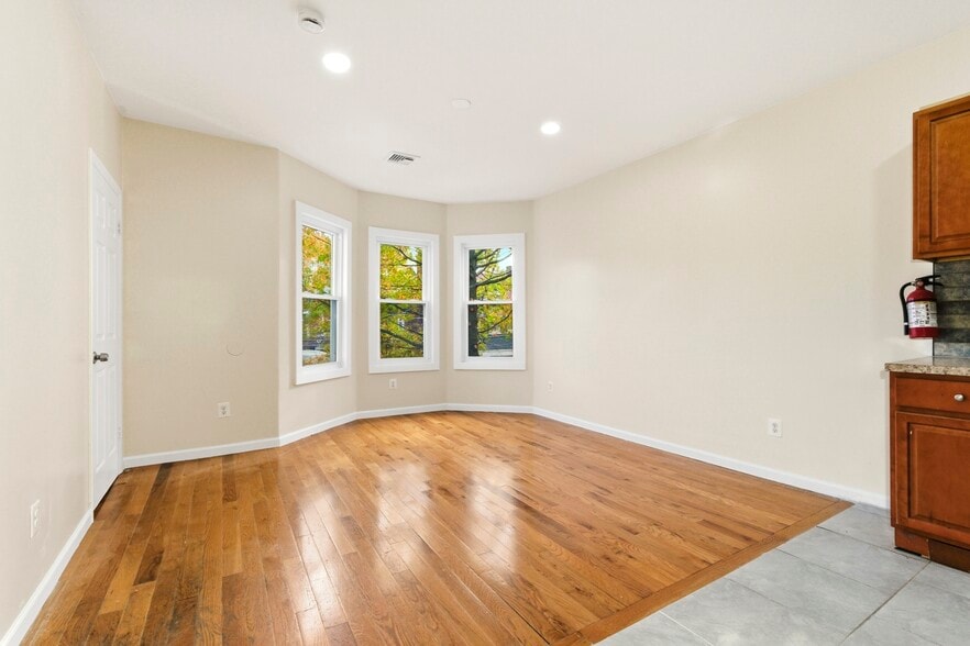 More Photos Of 265 S 8th St, Newark Apartments For Sale